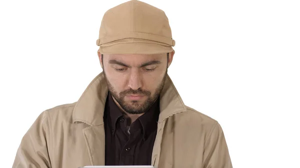 Πρόσωπο του όμορφου άντρα χρησιμοποιώντας ένα ψηφιακό tablet σε λευκό φόντο. — Φωτογραφία Αρχείου