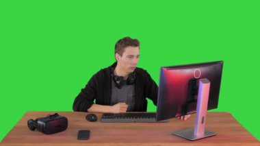 Gergin adam PC bilgisayarında video oyunu seyrediyor Yeşil Ekran, Chroma Key 'de.