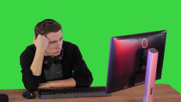 Emociones felices de un jugador viendo vapor en una pantalla verde, Chroma Key. — Vídeo de stock