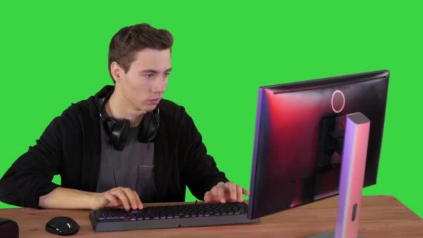 Gamer jogando um jogo de vídeo no computador pessoal em uma tela verde, Chroma Key. — Vídeo de Stock