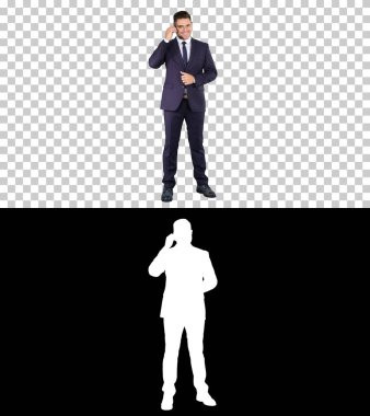 Kulaklıklı yakışıklı iş adamı kameraya bakıyor ve gülümsüyor, Alfa Kanalı.