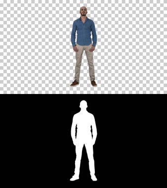 Ayakta duran ve kameraya bakan katı adam, Alfa Kanalı.