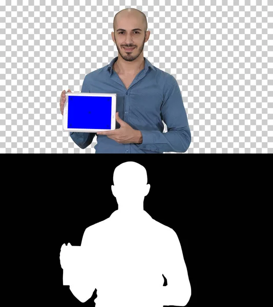 Sorrindo homem casual apresentando um tablet com uma tela em branco, Alpha Channel — Fotografia de Stock