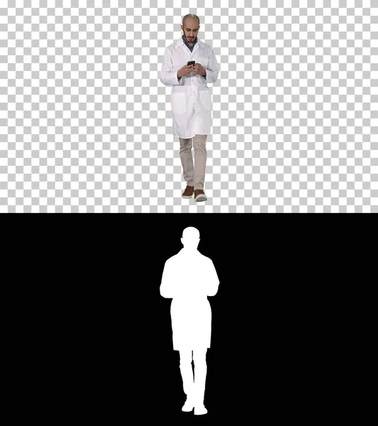 Muž arabský lékař textové zprávy na telefonu při chůzi, Alpha Channel — Stock fotografie