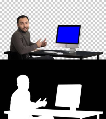 Yakışıklı iş adamı kameraya bakıyor ve konuşuyor, Alfa Kanalı. Mavi Ekran Modifiye Görüntüsü.