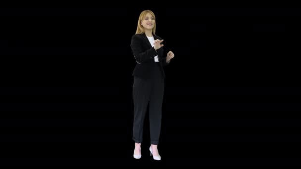 Donna d'affari felice utilizzando lo schermo digitale virtuale di fronte a lei, Alpha Channel — Video Stock