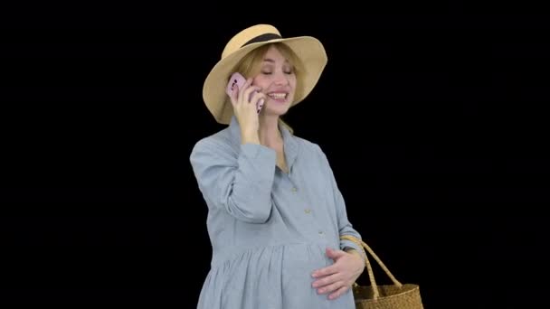 Kobieta w ciąży stojąca i rozmawiająca przez telefon latem, kanał Alfa — Wideo stockowe