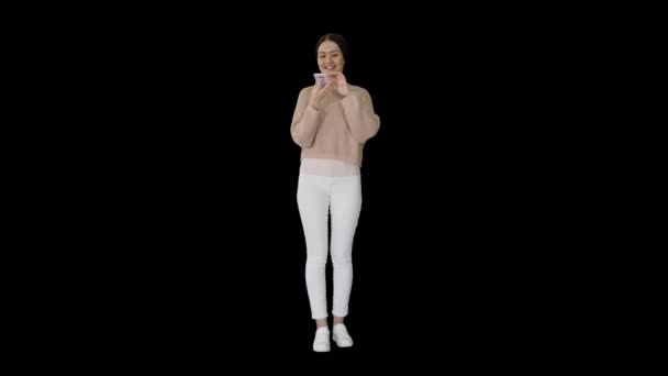 Verwirrte junge Frau benutzt Smartphone mit gemischten Gefühlen, Alpha Channel — Stockvideo