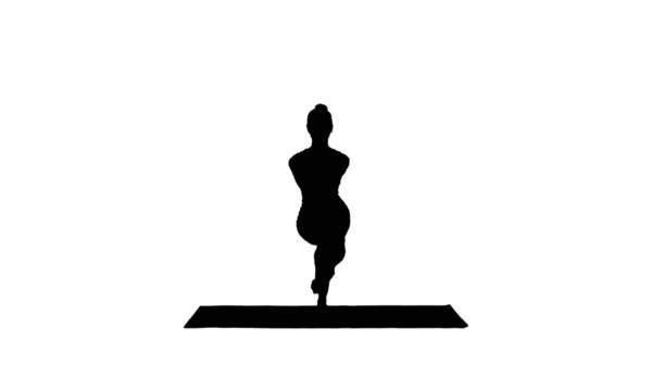 Silhouette Attraktives Mädchen in der ausgleichenden Yoga-Pose Garudasana. Junge Frau in der Adler-Yoga-Pose. — Stockfoto