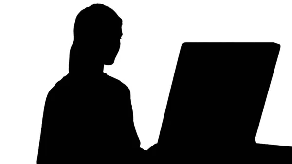 Silhouette Woman Freelancer arbeitet an einem neuen Projekt am Computer. — Stockfoto