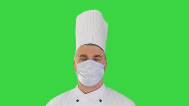 Cozinheiro chef masculino vestindo máscara médica protetora facial para proteção contra doenças virais em uma tela verde, Chroma Key. — Vídeo de Stock