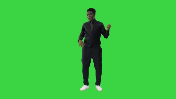 Gepassioneerde Afro-Amerikaanse man die doet alsof hij een onzichtbare gitaar speelt op een groen scherm, Chroma Key. — Stockvideo