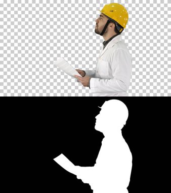 Müteahhit mühendis evraklarla dolaşıyor ve Alfa Kanalı 'nı kontrol ediyor.