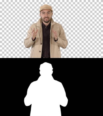 Kamerayla konuşan ve yürüyen yakışıklı bir adam. Düşün, Alfa Kanalı.