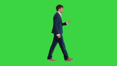 İş adamı yürüyor ve kameraya Yeşil Ekran, Chroma Key 'de bir şey anlatıyor..