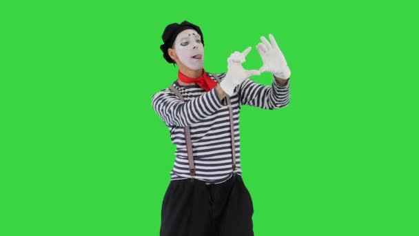 Rolig mimare i vita handskar att göra selfie bilder på en grön skärm, Chroma Key. — Stockvideo