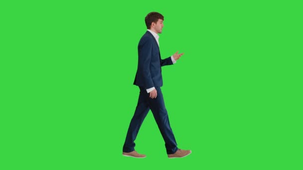 Homme d'affaires marchant et expliquant quelque chose à la caméra sur un écran vert, Chroma Key. — Video