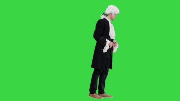 Mann im Spaghettibart und Perücke aus dem 18. Jahrhundert macht Begrüßungsgeste auf einem Green Screen, Chroma Key. — Stockvideo