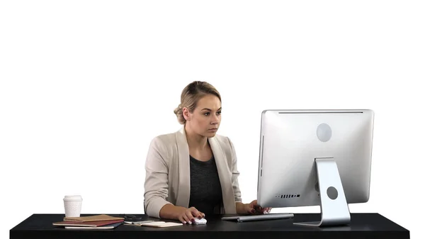 Bilgisayarda çalışan güzel sarışın kadın, beyaz arka plan. — Stok fotoğraf
