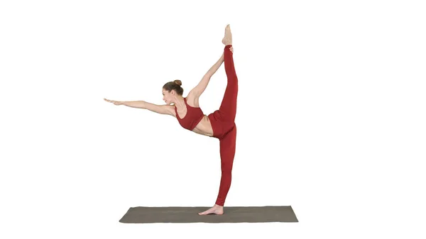 Yogada duran zayıf kadın beyaz arka planda dandayamana dhanurasana pozu veriyor.. — Stok fotoğraf
