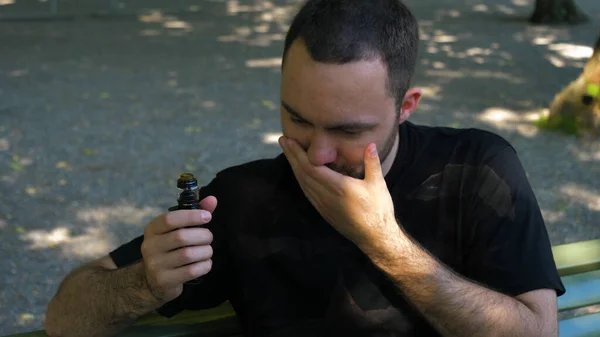 Fumeur homme tousser après vape. — Photo