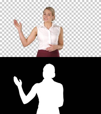 Kamerayla konuşan ve yürüyen sarışın kadın, Alfa Kanalı.