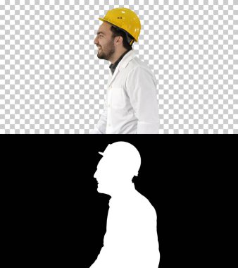 Gülümseyen inşaat mühendisi bir şapka yakalıyor ve onu takıyor, Alpha Channel.