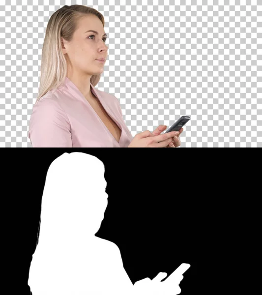 Portrét veselé mladé ženy, která posílá zprávu na smartphone, Alpha Channel — Stock fotografie