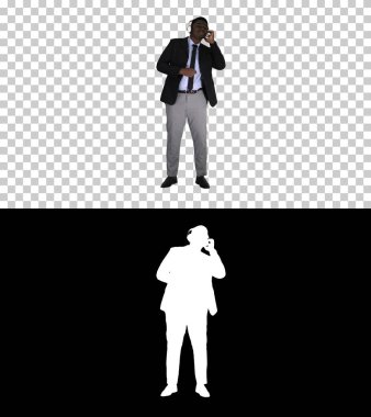 Siyah iş adamı kulaklıkla müzik eşliğinde dans ediyor, Alpha Channel