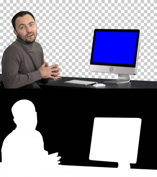 Casual businessman smiling and talking at the camera showing something on the monitor of computer, Alpha Channel. Blue Screen Mock-up Display. — Stock Photo, Image