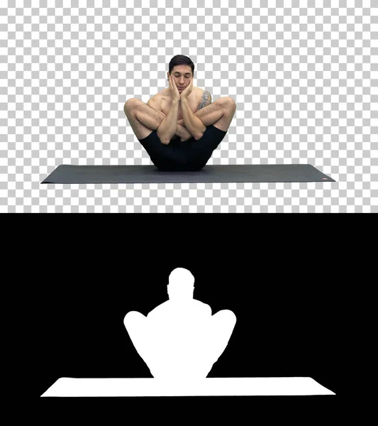 Muscoloso bel giovane che lavora fuori, yoga, loto, mani sul viso, Alpha Channel — Foto Stock