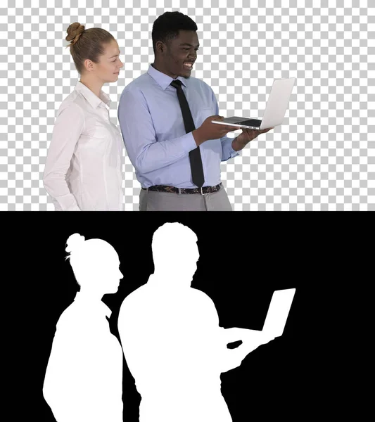 Ικανοποιημένοι από την εργασία τους άντρας και γυναίκα κοιτάζοντας στο φορητό υπολογιστή, Alpha Channel — Φωτογραφία Αρχείου