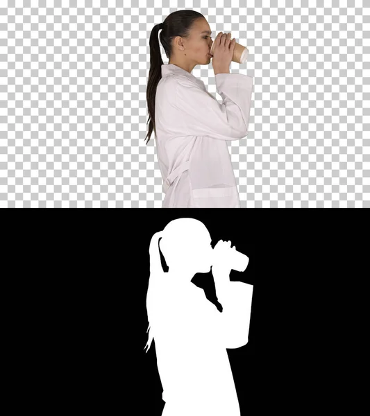 여자 의사가 커피를 마시고 걷고, 알파 채널 — 스톡 사진