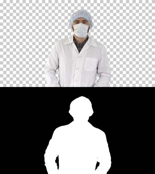 Retrato de médico a colocar máscara e chapéu, Canal Alfa — Fotografia de Stock