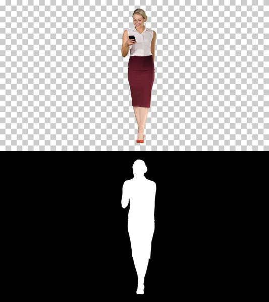 Nadšený žena chůze a čtení úžasné zprávy on-line v chytrém telefonu, Alpha Channel — Stock fotografie