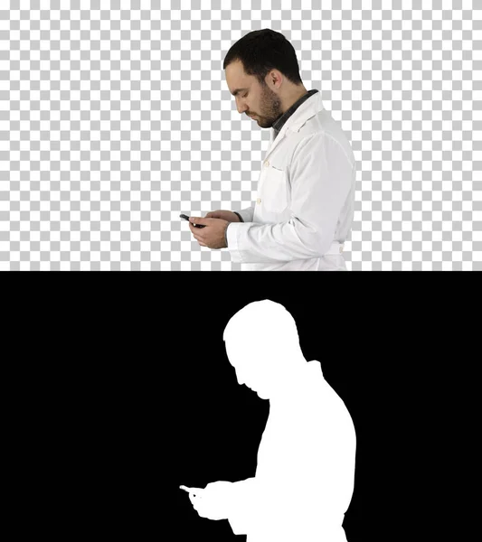 Yakışıklı erkek sağlık hizmetleri uzmanının, doktorun ya da hemşirenin yakın plan portresi, cep telefonundan mesaj, Alpha Channel — Stok fotoğraf