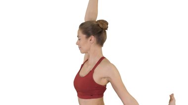 Beyaz arka planda yoga yapan genç ve çekici bir kadın..