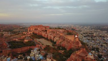 Akşamları Jodhpur ve mavi şehir. Hindistan.