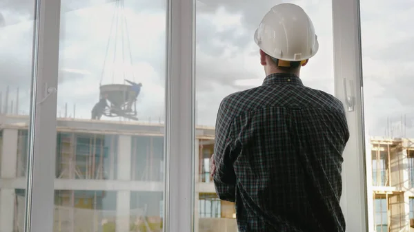 Inženýr při pohledu na staveniště. — Stock fotografie