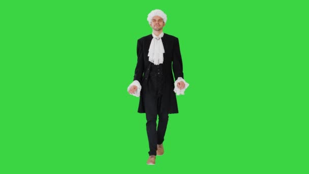 Muž ve staromódním ošuntělém kabátě a bílé paruce kráčí slušně a dívá se na kameru na zelené obrazovce, Chroma Key. — Stock video