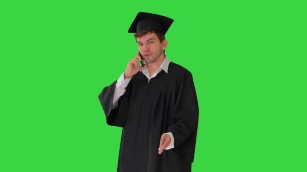 Maschio laureato in abito e malta avendo conversazione al telefono su uno schermo verde, Chroma Key. — Video Stock