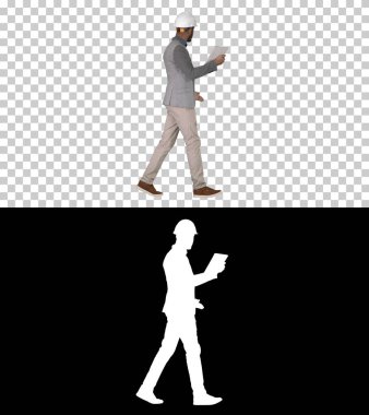 Hipster mühendisi yaptığı işin sonucunu gösteren tabletle video görüşmesi yapıyor, Alpha Channel.