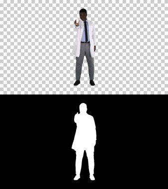 Afro-Amerikalı doktor burun spreyi sunuyor, Alfa Kanalı.