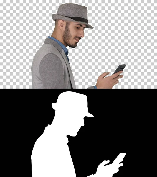 Casual man sms:ar på telefon och går, Alpha Channel — Stockfoto