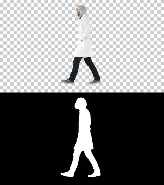 医者がマスクをつけて歩くアルファチャンネル — ストック写真