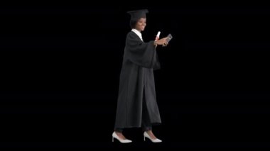 Gülümseyen Afrikalı Amerikalı kadın mezun diplomasıyla özçekim yapıyor, Alpha Channel.