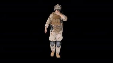 Ranger yürüyor, bir radyo istasyonu tutuyor ve emirler veriyor, Alfa Kanalı.