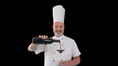 Şef kırmızı şarabı tadıyor ve tadını çıkarıyor, Alfa Kanalı.