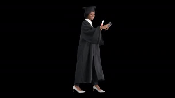 アフリカ系アメリカ人女性の卒業生が卒業証書で自撮り笑顔, Alpha Channel — ストック動画