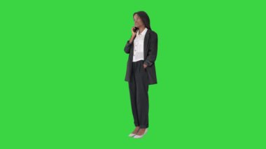 Sıradan bir Afrikalı Amerikalı iş kadını yeşil ekranda konuşuyor, Chroma Key.